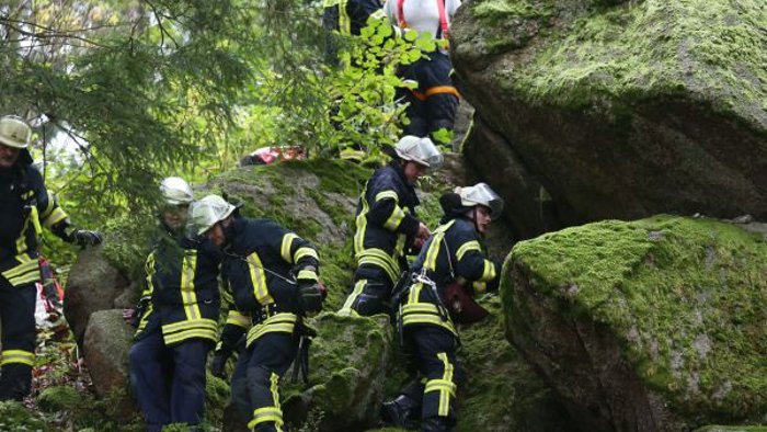 24-Jährige rutscht beim Wandern ab und steckt stundenlang in Felsspalt fest 