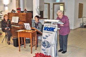 Anna Pitzer (von links) und Andrea Beiter lassen die Instrumente schweigen, während Dora Schlaich ein lustiges Weihnachtsgedicht vorträgt.  Foto: Meschkan Foto: Schwarzwälder-Bote