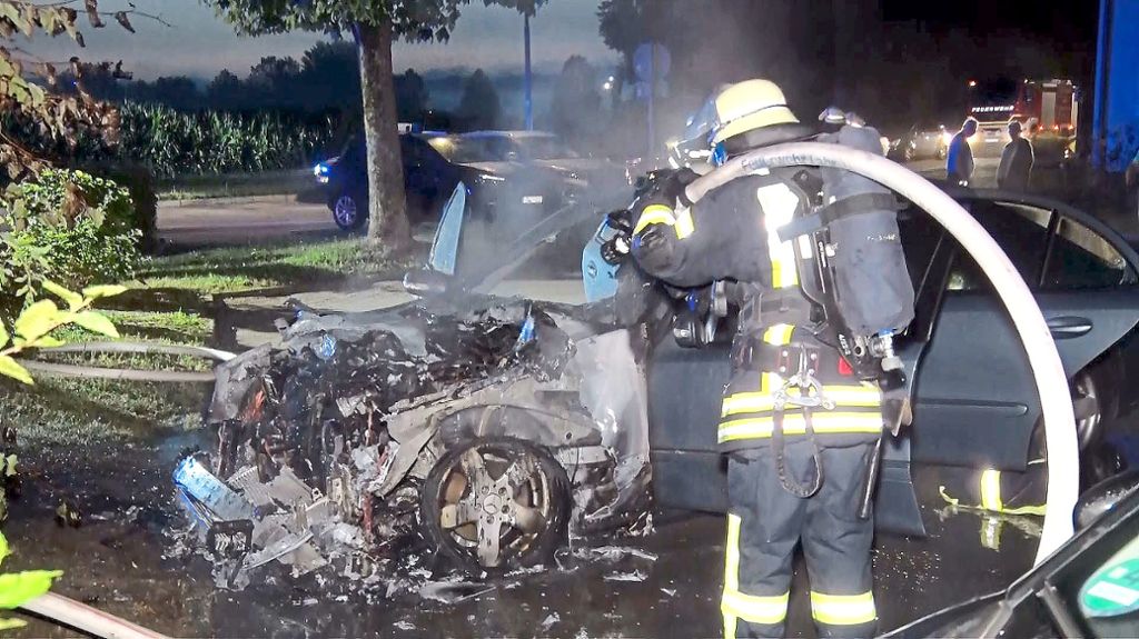 Der bis dato letzte Autobrand, den die Polizei der Serie zuordnet: In Kippenheimweiler ging Mittwochfrüh ein Mercedes in Flammen auf – Fall Nummer 46.