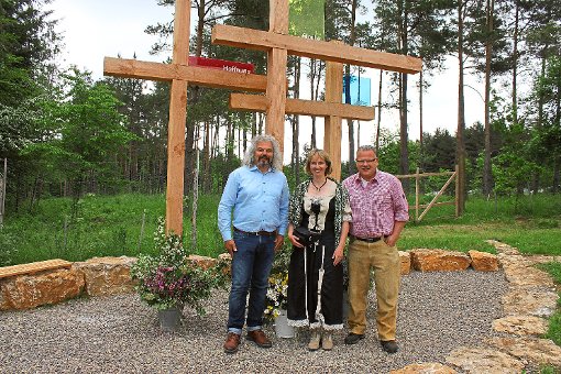 Sie freuen sich über den neu geschaffenen christlichen Besinnungsort (von links): Mathias Schweikle, Antonia und Ulrich Kaupp. Foto: Geisel Foto: Schwarzwälder-Bote