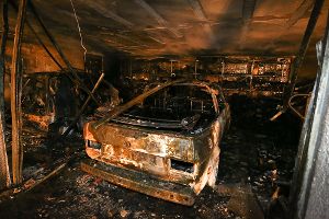 In Urbach gehen in der Nacht zum Mittwoch vier Garagen und Fahrzeuge in Flammen auf. Es entsteht ein Schaden von etwa 230.000 Euro. Die Brandursache muss noch geklärt werden. Foto: Benjamin Beytekin