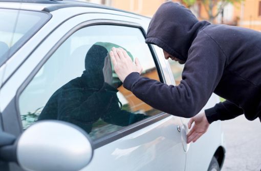 Ein unbekannter Täter hat Wertgegenstände aus einem offenen Auto gestohlen. Foto: Paolese – stock.adobe.com