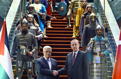 Mit Kettenhemd und Lanze wird Palästinenserpräsident Abbas von Erdogan begrüßt. . Foto:  