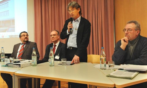 Sie gaben Auskunft über die PCB-Belastung (von links): Rektor Jochen Lindner, PCB-Spezialist Martin Kessel, Landkreis-Architekt Gerhard Meyer und Josef Bendak, Leiter des Gesundheitsamtes. Foto: Hopp