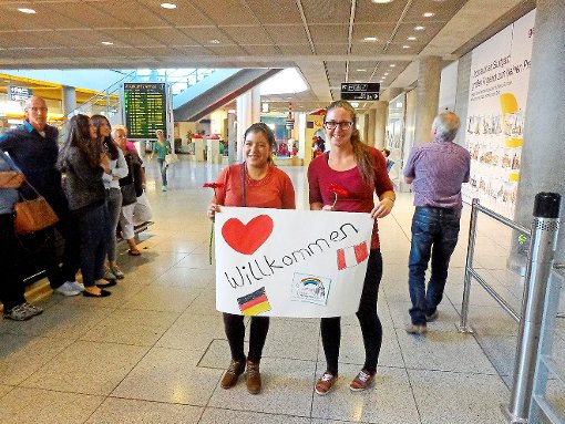 Ankunft von Tabea Kaupp (rechts) und Irma Alva Tauca (links) auf dem Stuttgarter Flughafen, wo sie von einigen Ehemaligen und Mitgliedern der Alianza begrüßt wurden.  Foto: Fabian Braun Foto: Schwarzwälder-Bote
