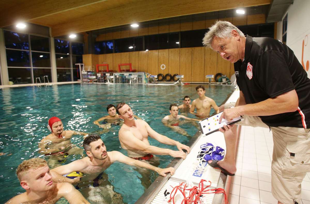 Trainer Andras Feher gibt den Wasserballern des SV Cannstatt Anweisungen auf der Taktiktafel. Foto: Baumann