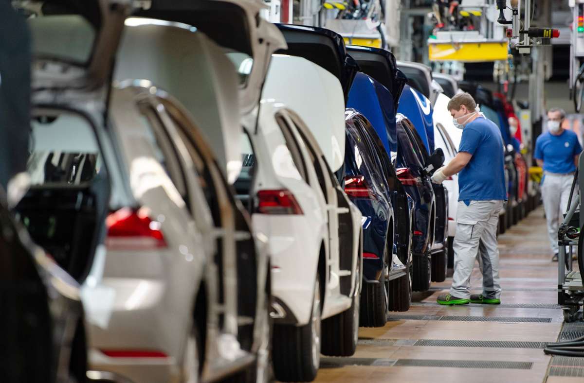 Im VW-Stammwerk  Wolfsburg wird nur in einer Schicht gearbeitet. Foto: dpa/Swen Pförtner