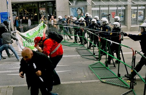 1500 Polizisten sicherten die Abschrankungen um den Neonazi-Aufmarsch. Dennoch versuchten Gegendemonstranten aus dem linken Spektrum, die Barrikaden zu überwinden. Foto: 7aktuell.de/