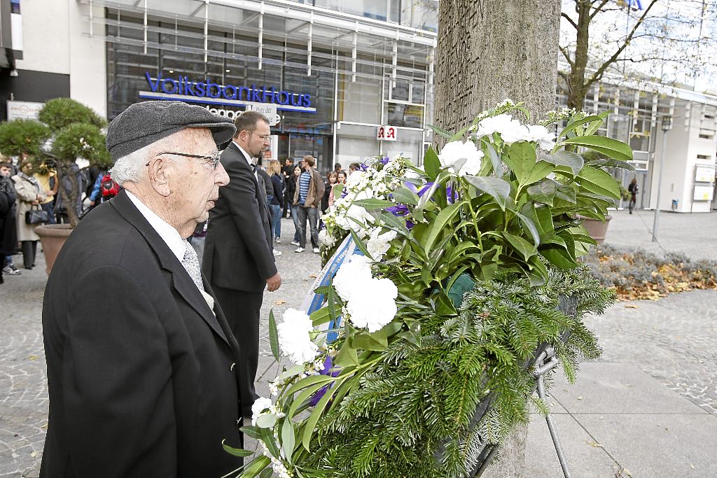 Ephraim Jessener (im Vordergrund) ist 90 Jahre alt. Er ist der einzige in Pforzheim wohnende Jude, der den Holocaust überlebte. Foto: Schwarzwälder-Bote