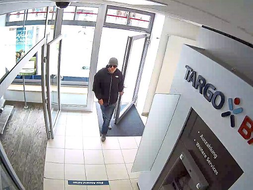 Mit Sonnenbrille und Basecap überfiel dieser Mann die Targo-Bank in Villingen.  Foto: Polizei