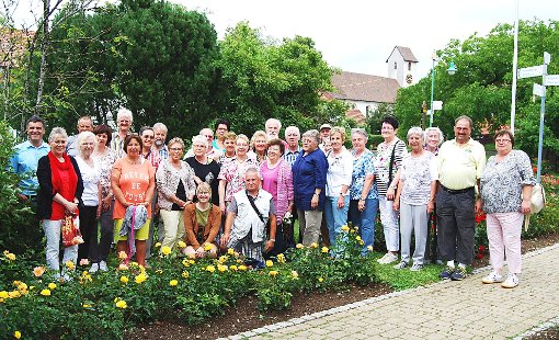 Die  Gartenfreunde Straßberg  haben das Rosendorf Nöggenschwiel erkundet. Foto: Born Foto: Schwarzwälder-Bote