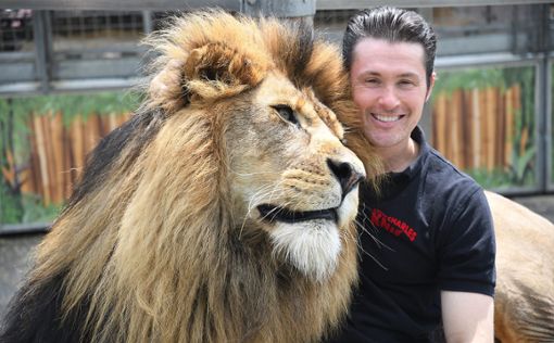 Tiertrainer Alexander Lacey schmust mit seinem Löwen Massai.  Foto: Hopp