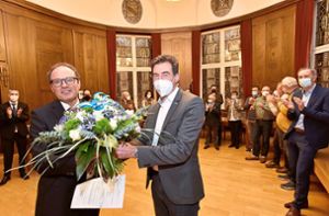 Bürgermeister Severin Graf (links) beglückwünscht Erik Pauly zu seiner Wiederwahl. Foto: Sigwart