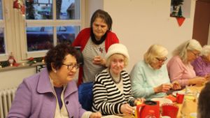 Gerlinde Kretschmann frühstückt mit Senioren. Foto: Baum