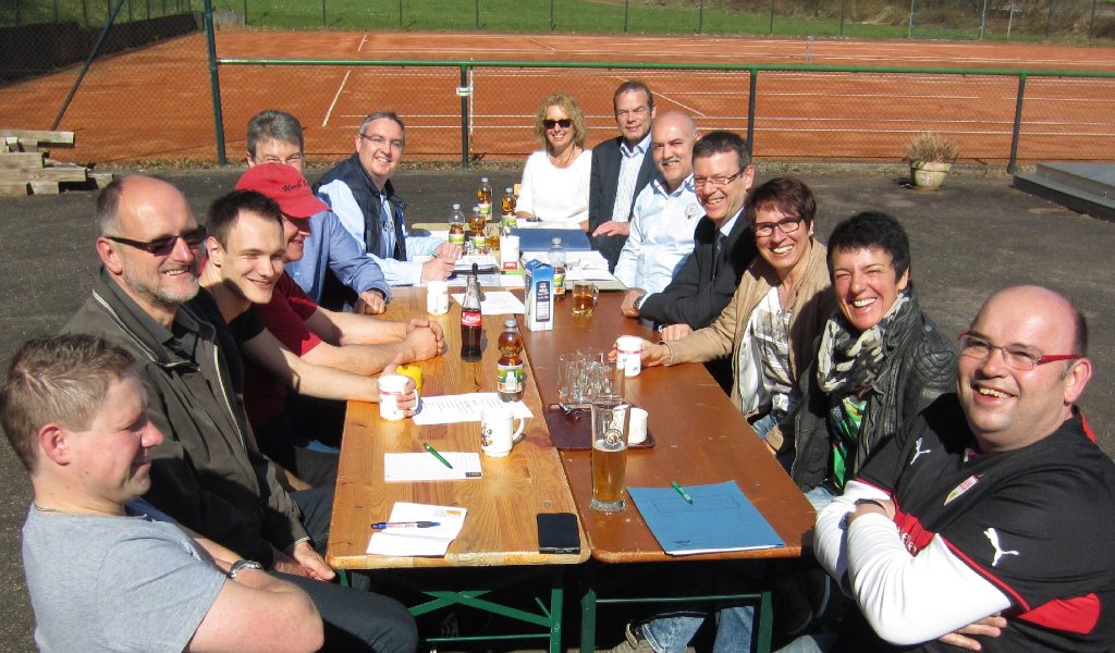 Die Mitgliederversammlung des TC Schenkenzell auf dem Tennisgelände Fotos: Schoch