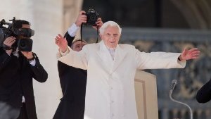 Papst dankt den Gläubigen zum Abschied und betet für alle