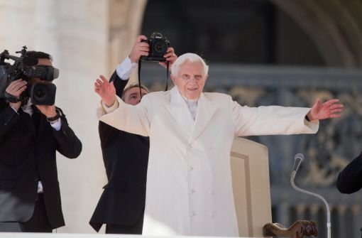 Einen Tag vor seinem Rücktritt hat sich Papst Benedikt XVI. mit bewegenden und sehr persönlichen Worten von den Gläubigen verabschiedet. Bei seiner letzten Generalaudienz auf dem Petersplatz in Rom dankte der 85-Jährige den Christen und schloss die ganze Welt in sein Gebet ein.  Foto: dpa