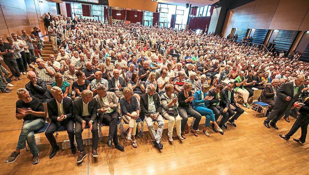 Rund 900 Zuhörer verfolgen die vom Schwarzwälder Boten präsentierte Podiumsdiskussion zur Oberbürgermeisterwahl in der Neuen Tonhalle. Foto: Eich