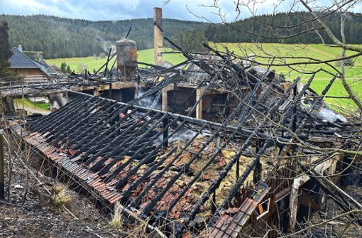 Verheerend war das Feuer auf dem Uracher Bauernhof. Nun soll der Wiederaufbau beginnen. (Archivfoto) Foto: Helen Moser
