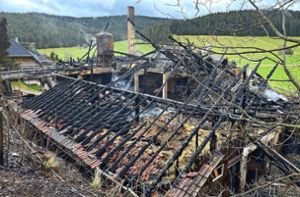 Verheerend war das Feuer auf dem Uracher Bauernhof. Nun soll der Wiederaufbau beginnen. (Archivfoto) Foto: Helen Moser