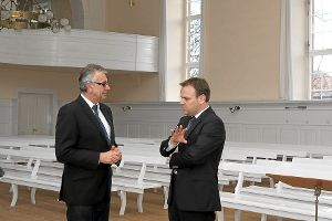 Schulleiter Rainer Wittmann (links) zeigte Staatssekretär Ingo Rust den Kirchensaal der Brüdergemeine.  Foto: privat Foto: Schwarzwälder-Bote