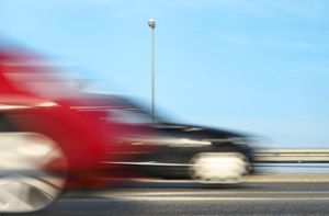 Im Rausch rasender Geschwindigkeit – der jugendliche Fahrer gibt am Dienstag mächtig Gas. Foto: ©gradt – stock.adobe.com