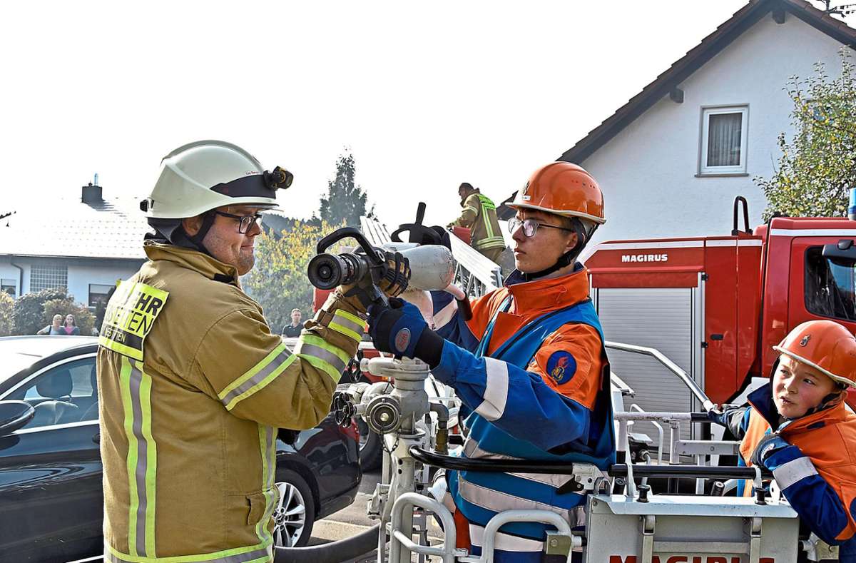 Unterstützung erhielten die Mitglieder der Jugendfeuerwehr von erfahrenen Feuerwehrleuten. Foto: Wysotzki