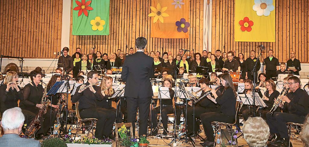 Perfekt aufeinander abgestimmt: das Orchester aus Grafenhausen und der Chor aus Ihringen Foto: Decoux-Kone Foto: Lahrer Zeitung
