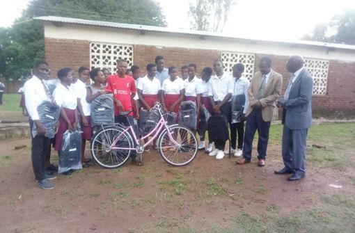 Ein neues Fahrrad ist eine große Hilfe, um den Weg zur Schule schneller zurückzulegen. Foto: Tawuka School