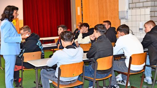 Die Landtagspräsidentin Muhterem Aras stellte sich den Fragen der Klasse 10a an der Schillerschule in Onstmettingen. Foto: Christoph Holbein