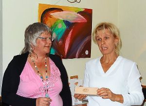 Petra Fliegans (links) und  Tanja Wetzel vom Vorstand des Frauennetzwerks bei der Vernissage Foto: Stelzer-Podschwadt Foto: Schwarzwälder-Bote