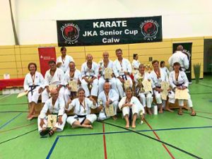 Die Karateka des Calwer JKA-Dojo präsentieren ihre Urkunden und Pokale. Foto: Kaun Foto: Schwarzwälder Bote