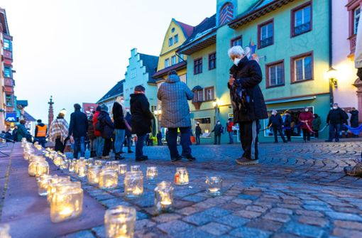 Kerzen vor dem Alten Rathaus erinnern an die Corona-Toten im Landkreis Rottweil. Foto: Nädele