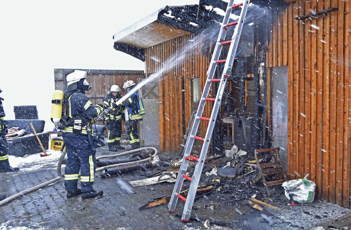 Die Bräunlinger Feuerwehr löscht am Sonntagnachmittag den Brand eines Gebäudes in der Guldenenstraße. Spaziergänger bemerkten das Feuer. Foto: Sigwart