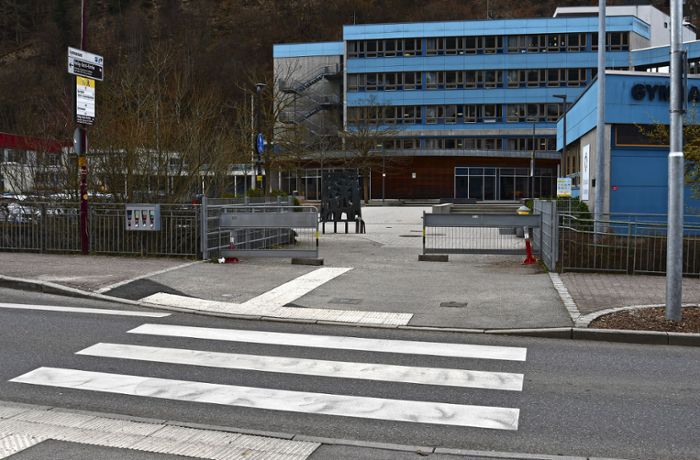 Sicherer Fußgängerverkehr: Schramberg hat den ersten Projekt-Zebrasteifen – und zahlt ihn selbst