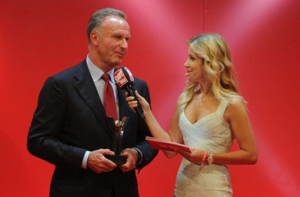 Der Vorstandsvorsitzende des FC Bayern, Karl-Heinz Rummenigge, erhält den Sonderpreis der Chefredaktion für das historische Triple.