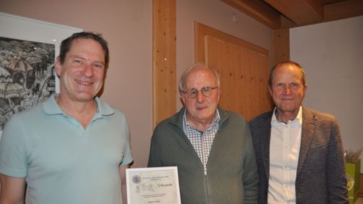Ein weiteres Ehrenmitglied (von links): Martin Klinger (Vorsitzender), Walter Müller und Hartmut Storz (Kassier). Foto: Reinhardt