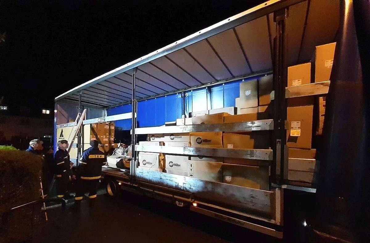 Mit einem Sattelschlepper musste das Technische Hilfswerk das Diebesgut abtransportieren, welches eine Einbrecherbande erbeutet hatte. Foto: Polizeipräsidium Konstanz