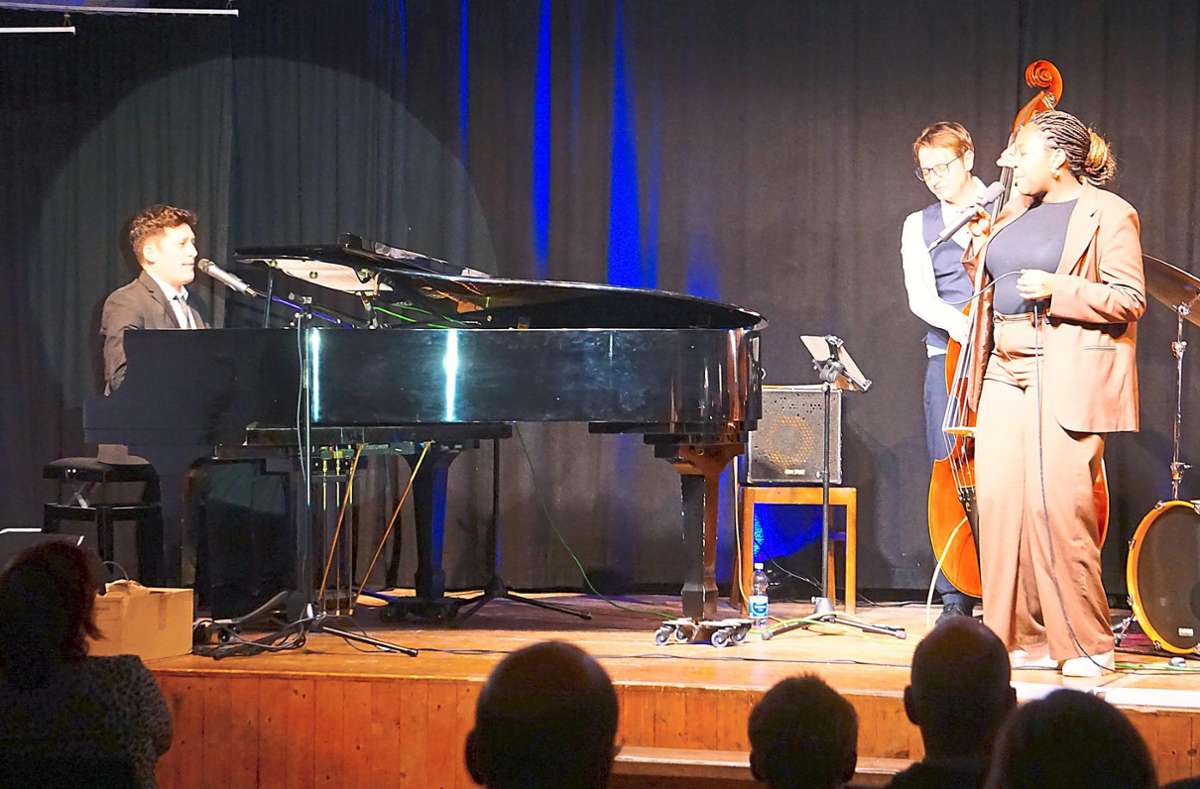 Lorenz Grey (links) hat bei seinem Konzert auch seine Musikschülerin Samira Aronna auf die Bühne geholt. Foto: Wilhelm