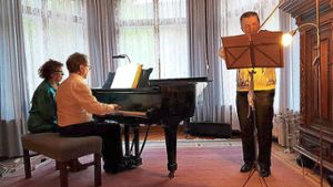 Peter von Kraft am Klavier und Albrecht Otto, Violine, musizierten in der Villa Moser. Foto: Rümmele Foto: Schwarzwälder Bote