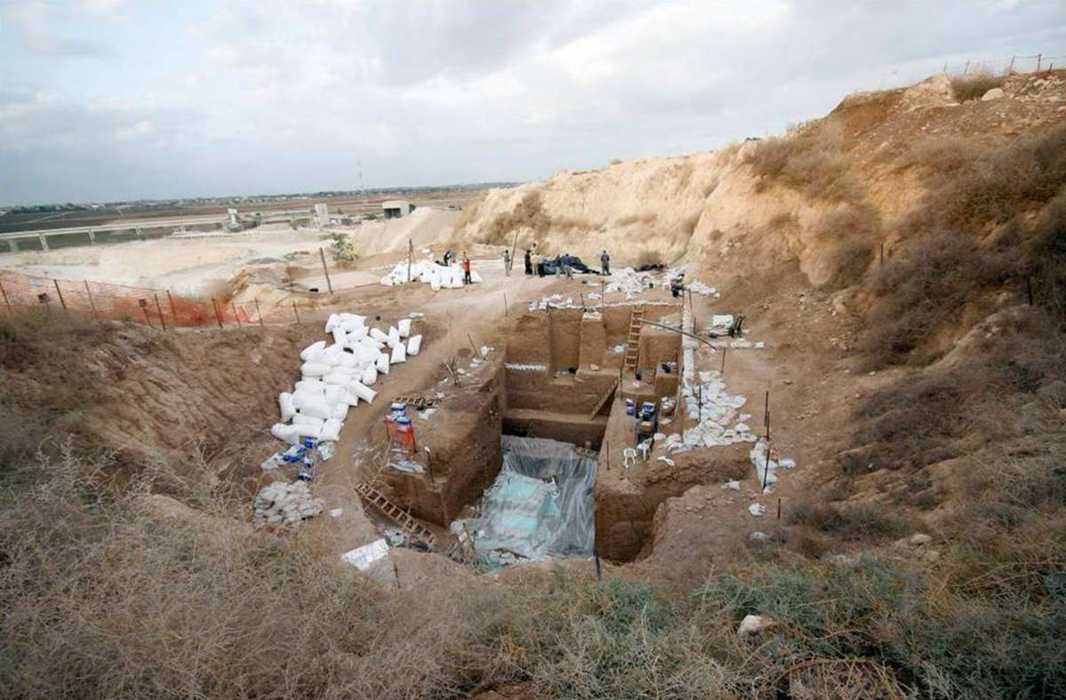 Blick auf die Arbeiten an der Ausgrabungsstätte von Nesher Ramla. In Israel haben Forscher die Knochen eines bisher unbekannten Urmenschen gefunden. Er habe bis vor rund 130  000 Jahren in der Levante gelebt, teilte die Tel Aviver Universität  mit.
