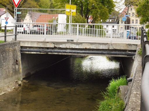 Die Schmiechabrücke in der Truchtelfinger Degerfeldstraße wird saniert. Die Autofahrer werden dafür eine Zeitlang Umwege in Kauf nehmen müssen. Foto: Eyrich