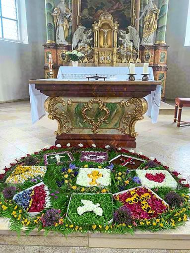 Helfer aus der Kirchengemeinde haben in der St.-Agathakirche in Bietenhausen einen Blütenteppich für den Fronleichnams-Gottesdienst aufgebaut.Foto: Beiter Foto: Schwarzwälder Bote