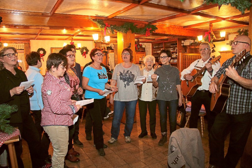 So schee singen die Männer und Frauen der gleichnamigen Sangesvereinigung bei der ersten  Wälderweihnacht uff em Reschbe. Und sie haben auch die eine oder andere weihnachtliche Geschichte oder gar ein Gedicht dabei. Fotos: Kommert
