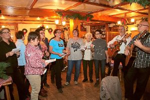 So schee singen die Männer und Frauen der gleichnamigen Sangesvereinigung bei der ersten  Wälderweihnacht uff em Reschbe. Und sie haben auch die eine oder andere weihnachtliche Geschichte oder gar ein Gedicht dabei. Fotos: Kommert Foto: Schwarzwälder-Bote