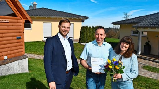 Über die Auszeichnung freuen sich (von rechts) Sonja und Martin Broghammer sowie Bürgermeister Michael Moosmann. Foto: Dold