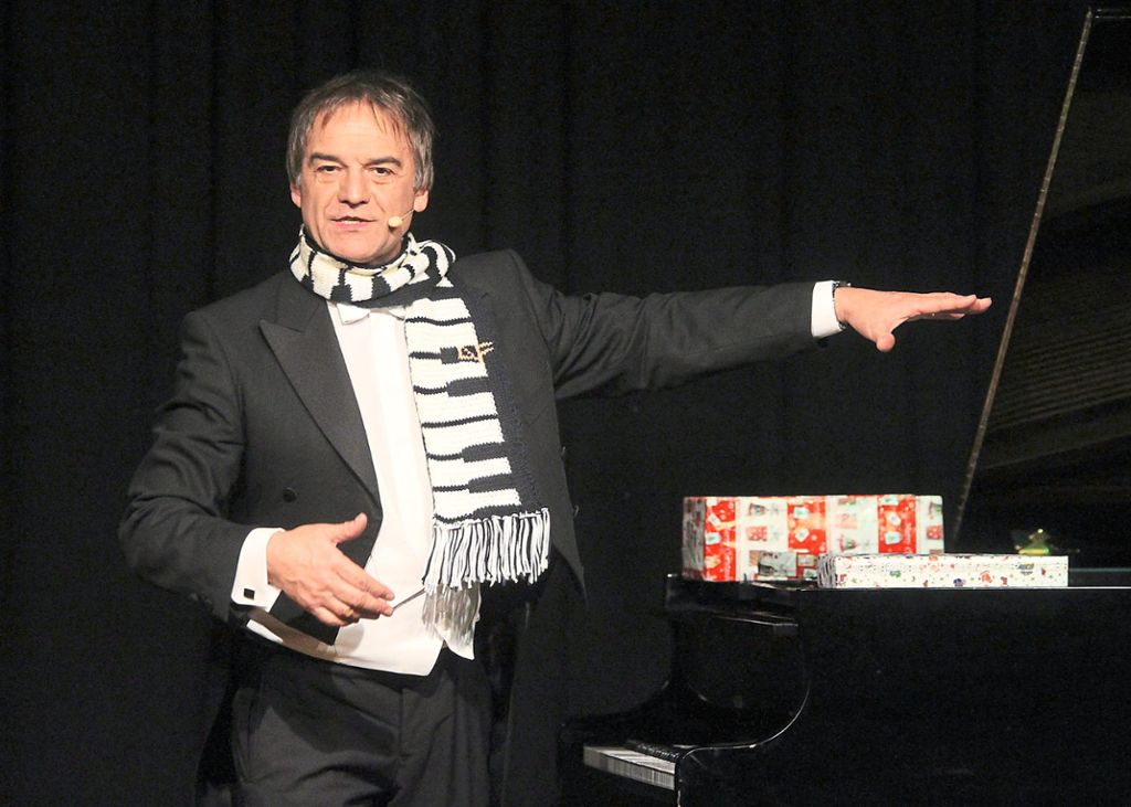 Armin Fischer ist Kabarettist und Konzertpianist – er gilt als Erfinder des Klavierkabaretts.   Foto: Haberer