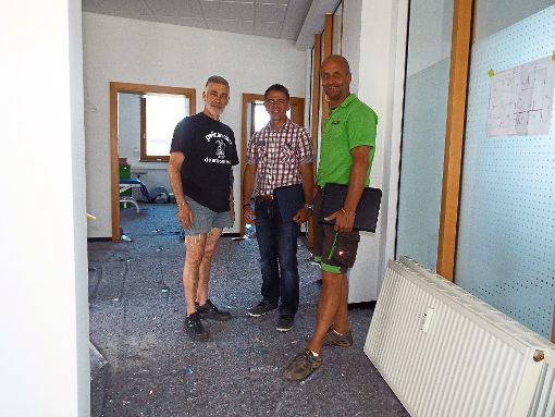 Tomas Bethke (von links), Jörg Wingert und Schreiner Matthias Butz besprechen die noch anstehenden Arbeiten in der Praxis. Foto: Schnurr Foto: Schwarzwälder-Bote