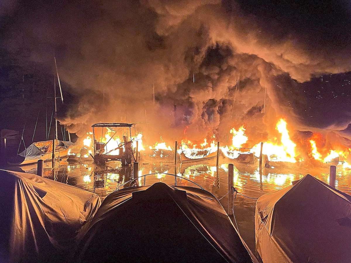 Zahlreiche Boote stehen in Flammen. Nach rund zweieinhalb Stunden ist das Feuer unter Kontrolle. Foto: Kantonspolizei Schwyz