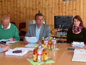 Mit einem neuen Gesicht präsentierte sich die Gütenbacher Gemeindeverwaltung bei der  Ratssitzung:  Lisa Wolber (rechts) tritt die Nachfolge  von Hauptamtsleiter Bernd Nitz (links) unter der Ägide von Bürgermeister Rolf Breisacher an.  Foto: Kouba Foto: Schwarzwälder-Bote